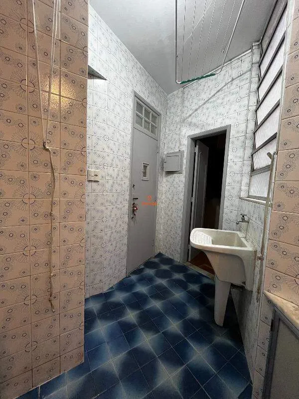 2-bedroom apartment with wood or laminate floors — photo 10