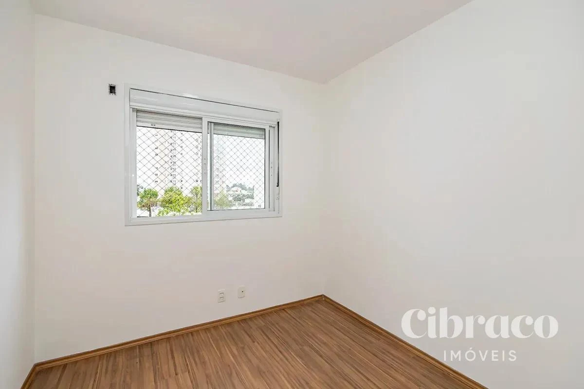 Balcony with a grill in a 4-bedroom apartment, 131 m² — photo 39