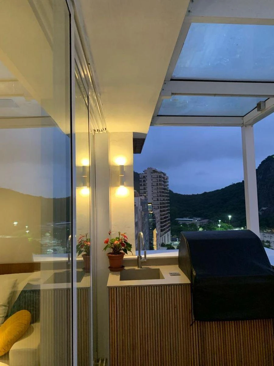 Balcony with a grill in a 3-bedroom apartment, 159 m² — photo 24