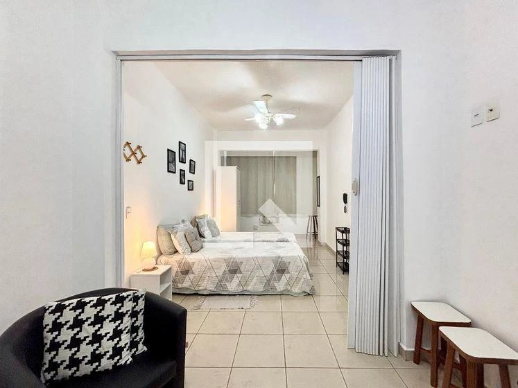 One-bedroom apartment with a washing machine — photo 3