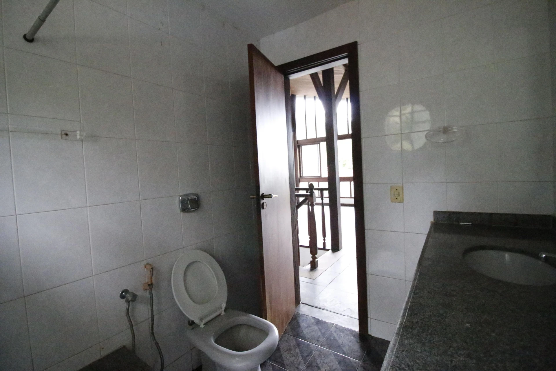 500 m² house with floor-to-ceiling windows and a bathtub — photo 51