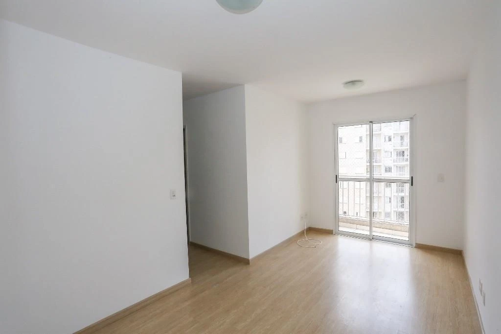 Wood or laminate floors in a 3-bedroom apartment, 62 m²