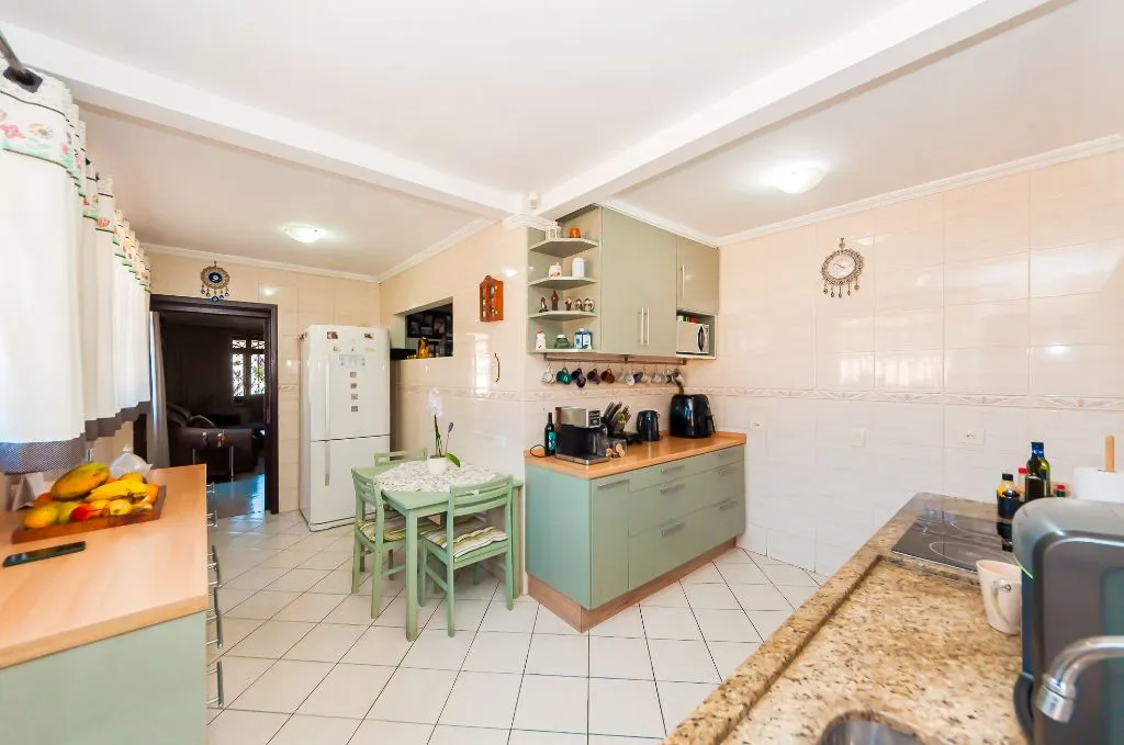 3-bedroom house with a bathtub in Curitiba — photo 12