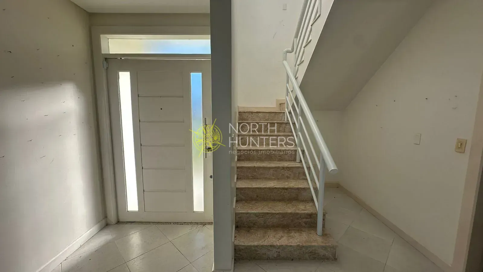 House with 4 bedrooms and shared pool area — photo 25