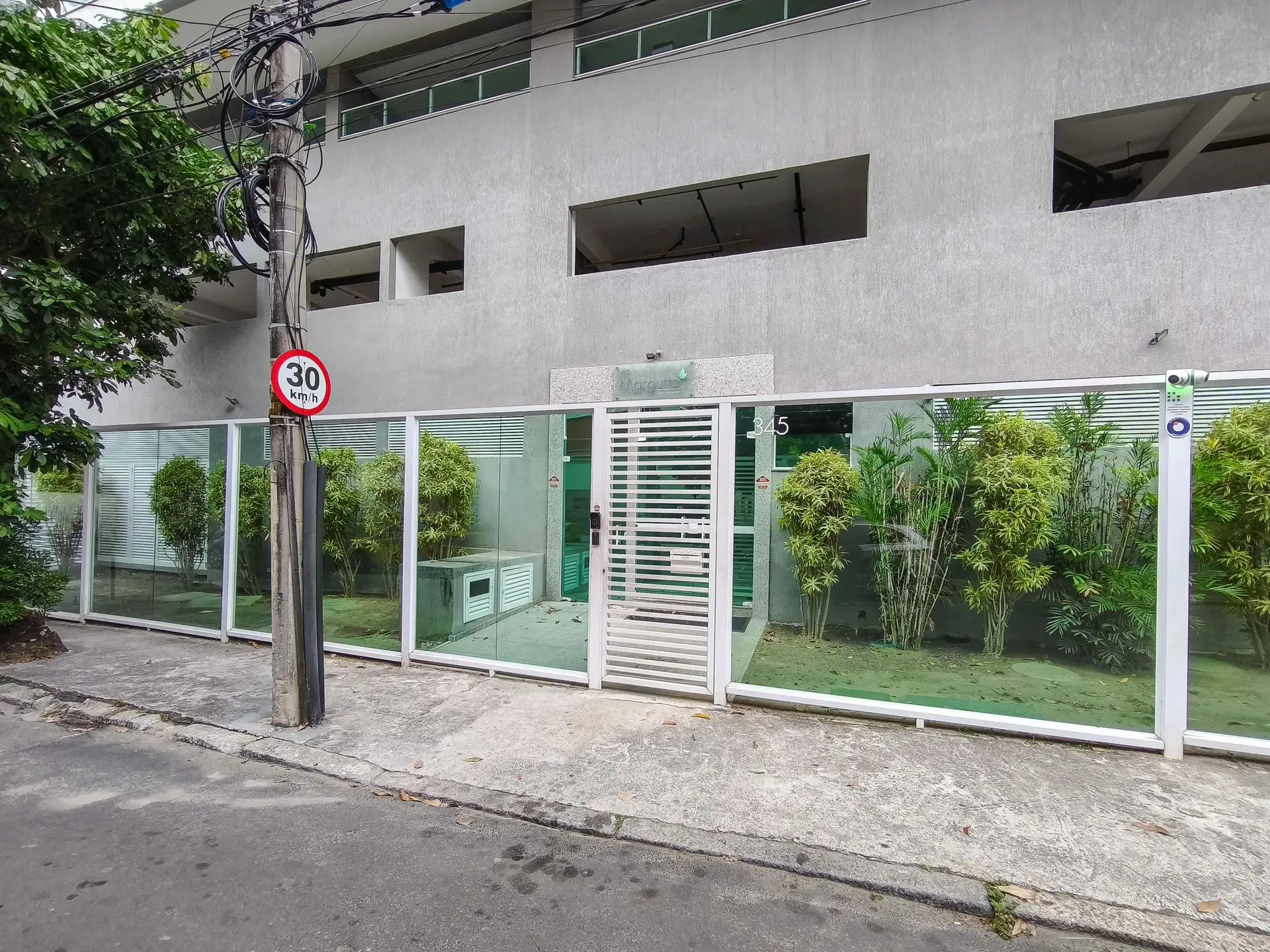 Furnished 2-bedroom apartment with private garden — photo 71