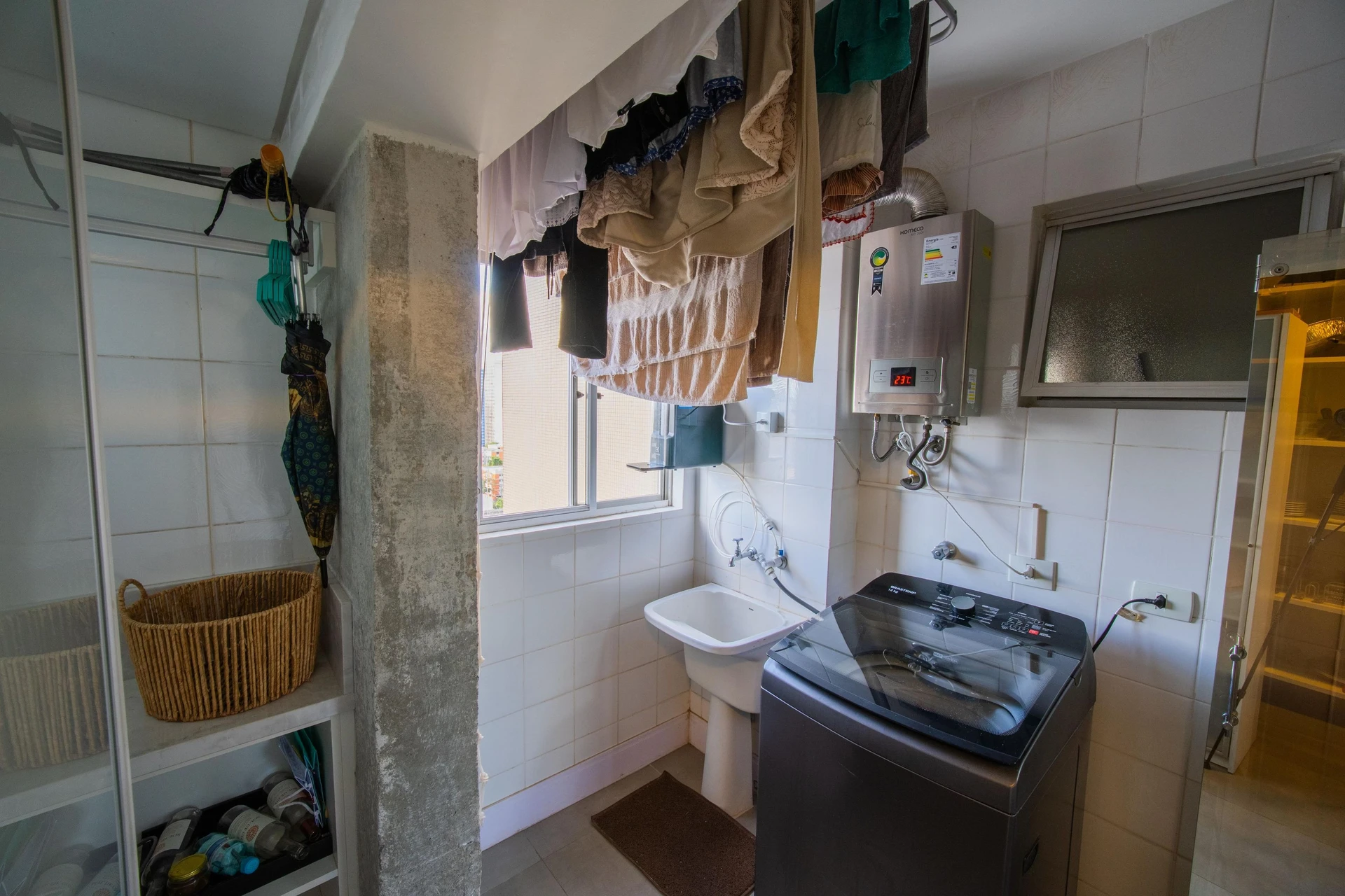Walk-in closet in a 2-bedroom apartment, 91 m² — photo 33