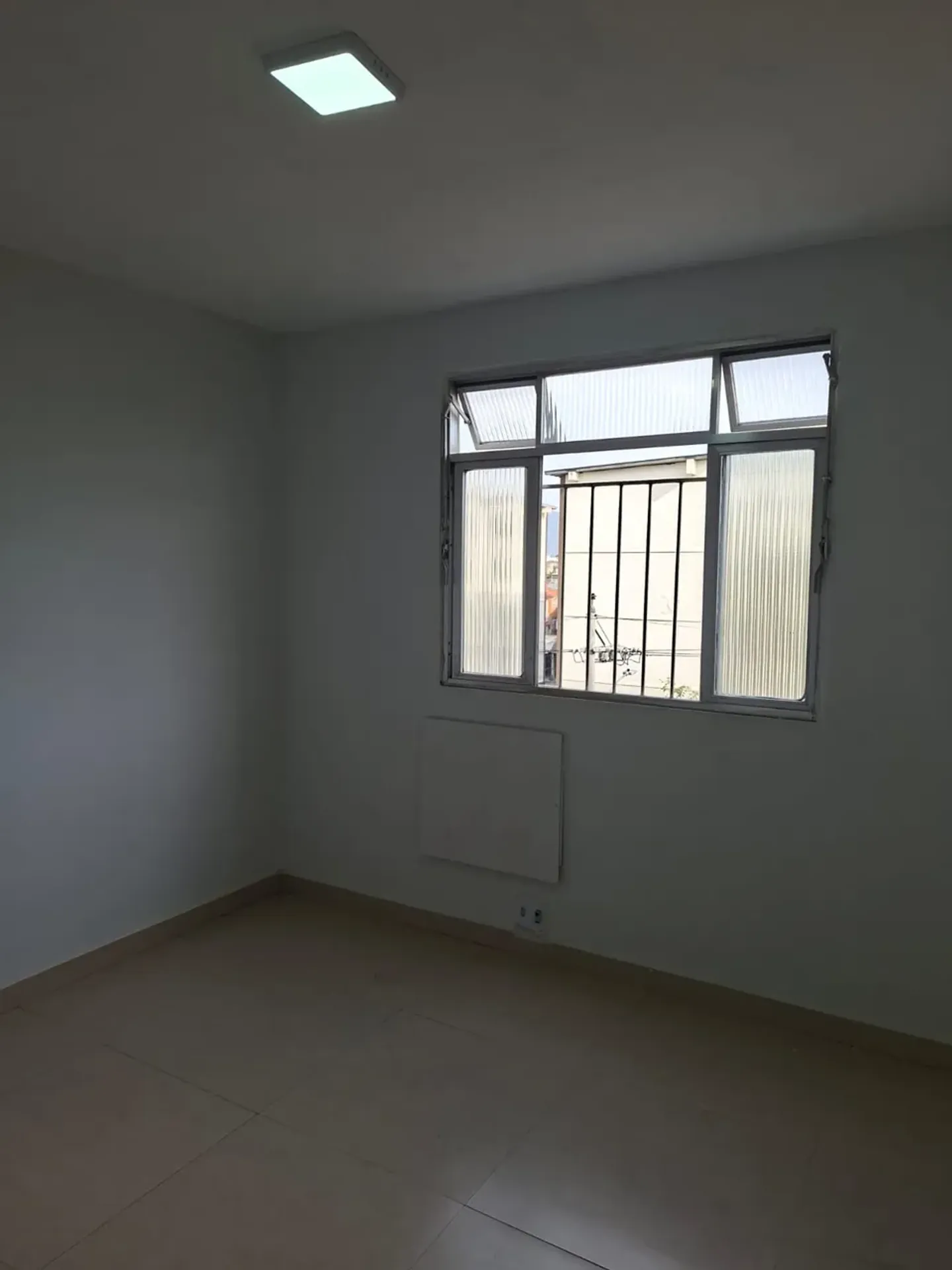 1-bedroom apartment with tiled floors and glass shower — photo 23