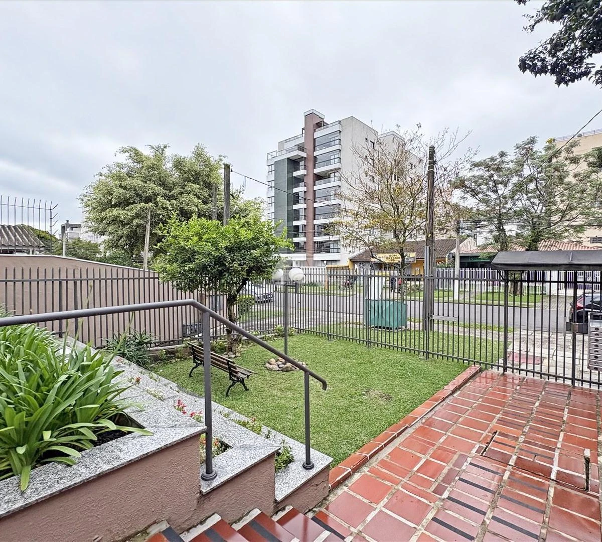 3-bedroom apartment with a home office in Curitiba — photo 18