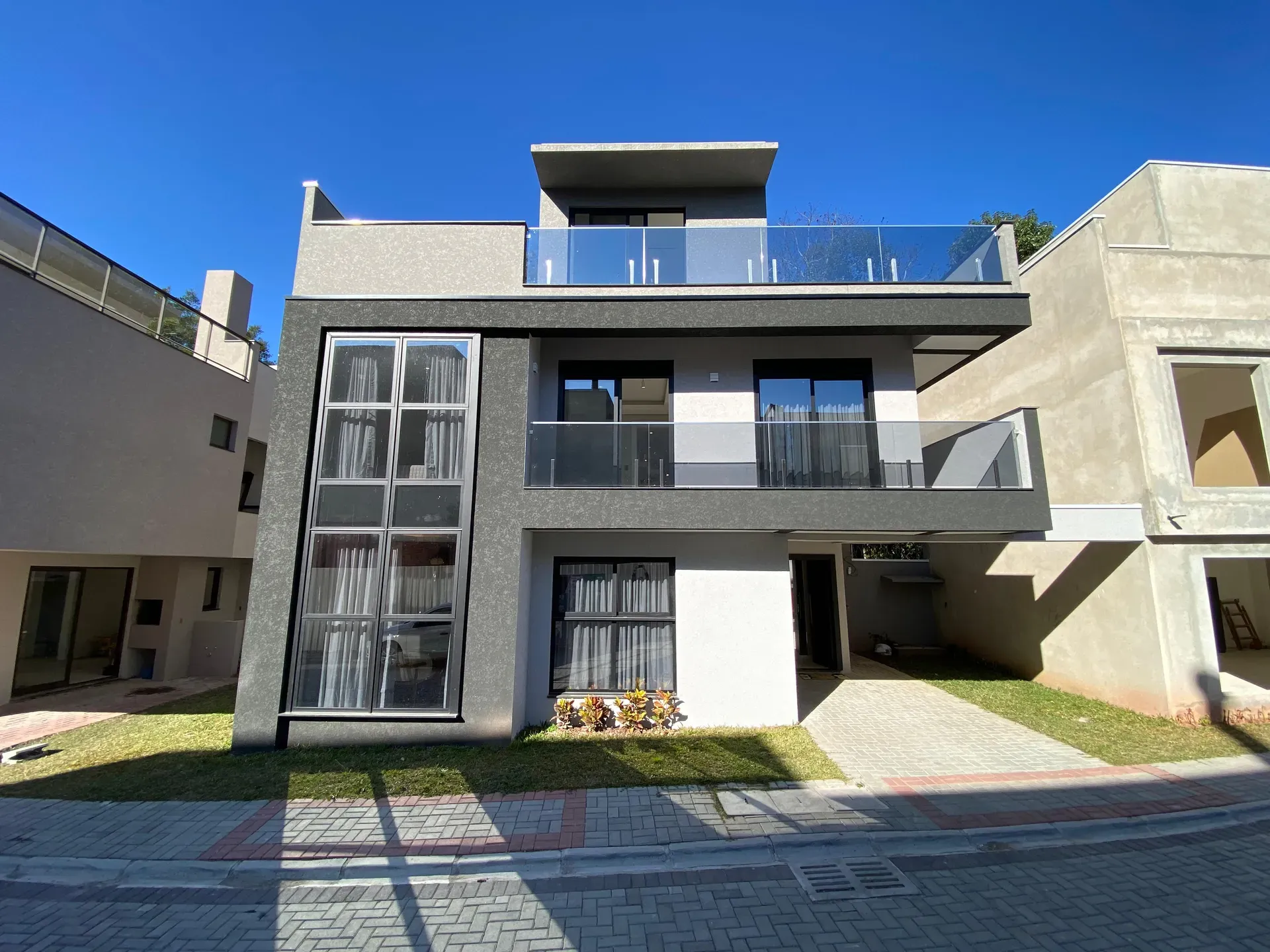 House in a gated community with 3 bedrooms and 5 baths