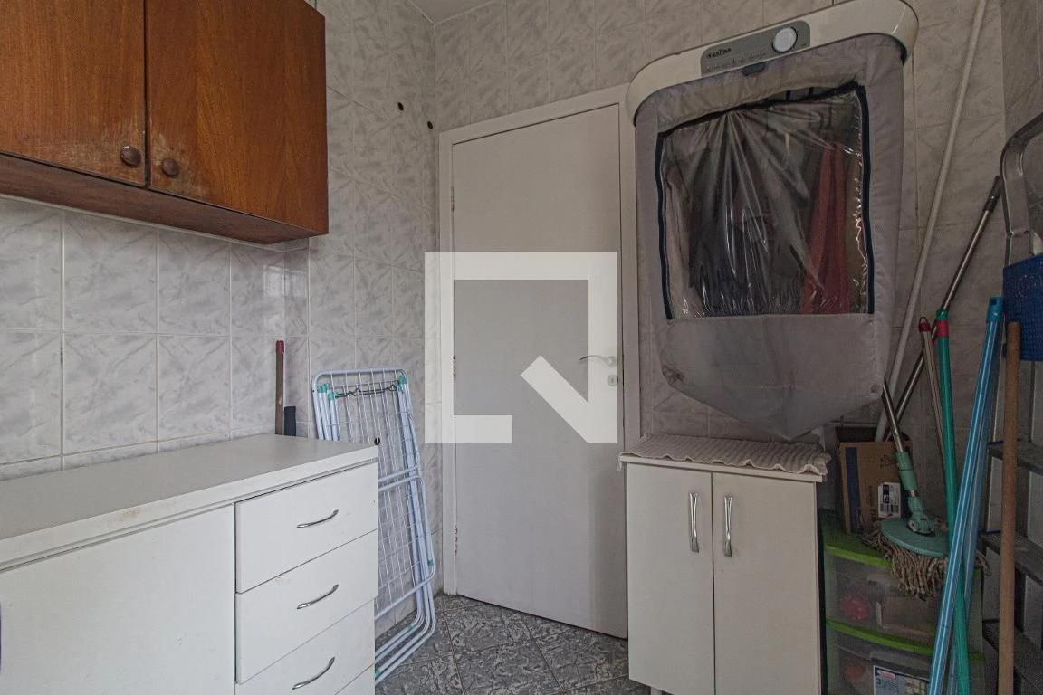 3-bedroom house with a walk-in closet in Curitiba — photo 37