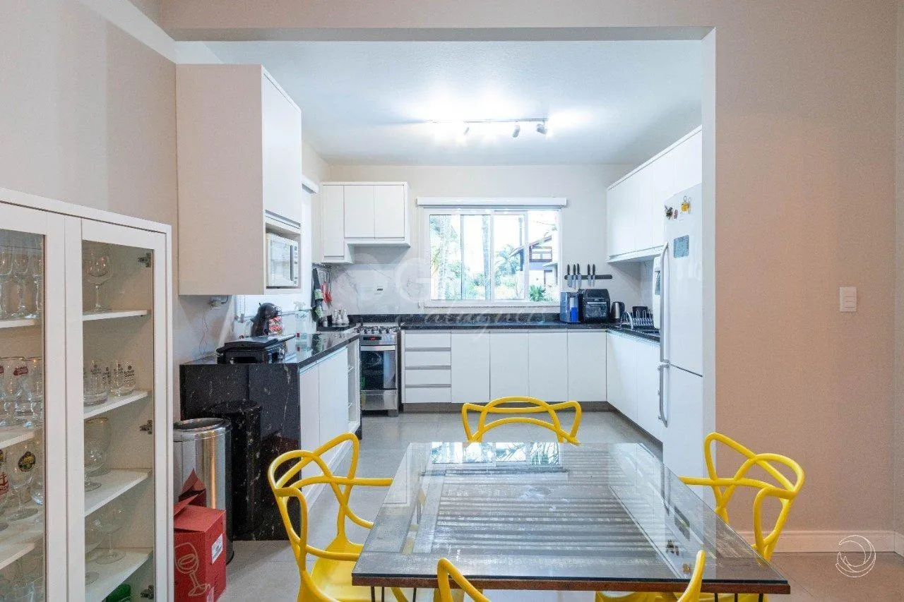 5-bedroom house with a fireplace in Florianópolis — photo 8