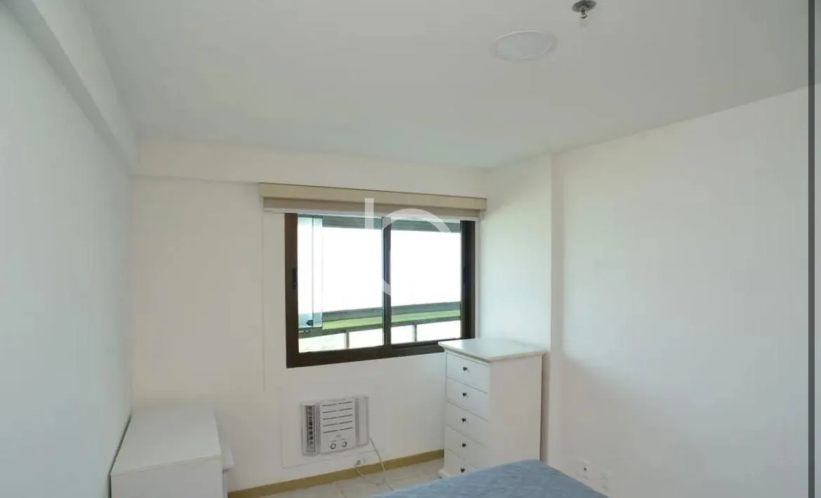 Furnished 1-bedroom apartment with glass-enclosed balcony — photo 9