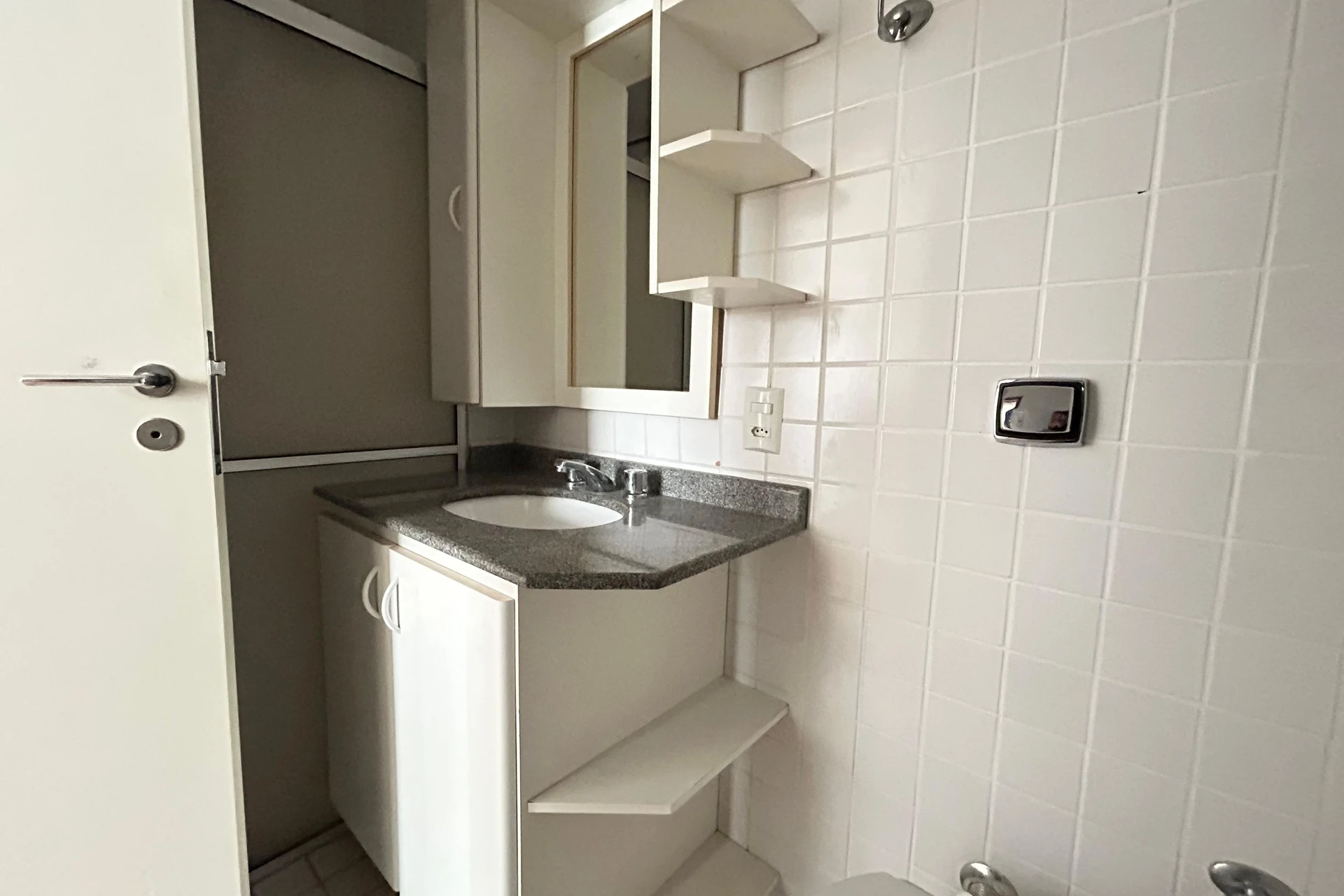 3-bedroom apartment in a building with a gym — photo 16