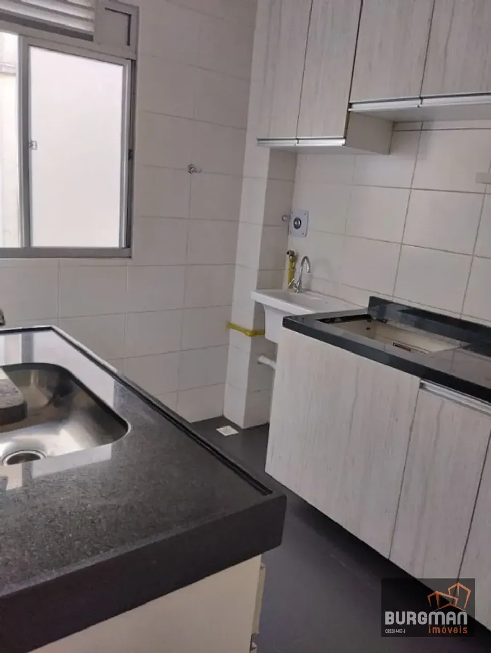 2-bedroom apartment with 1 parking space and laundry area — photo 13
