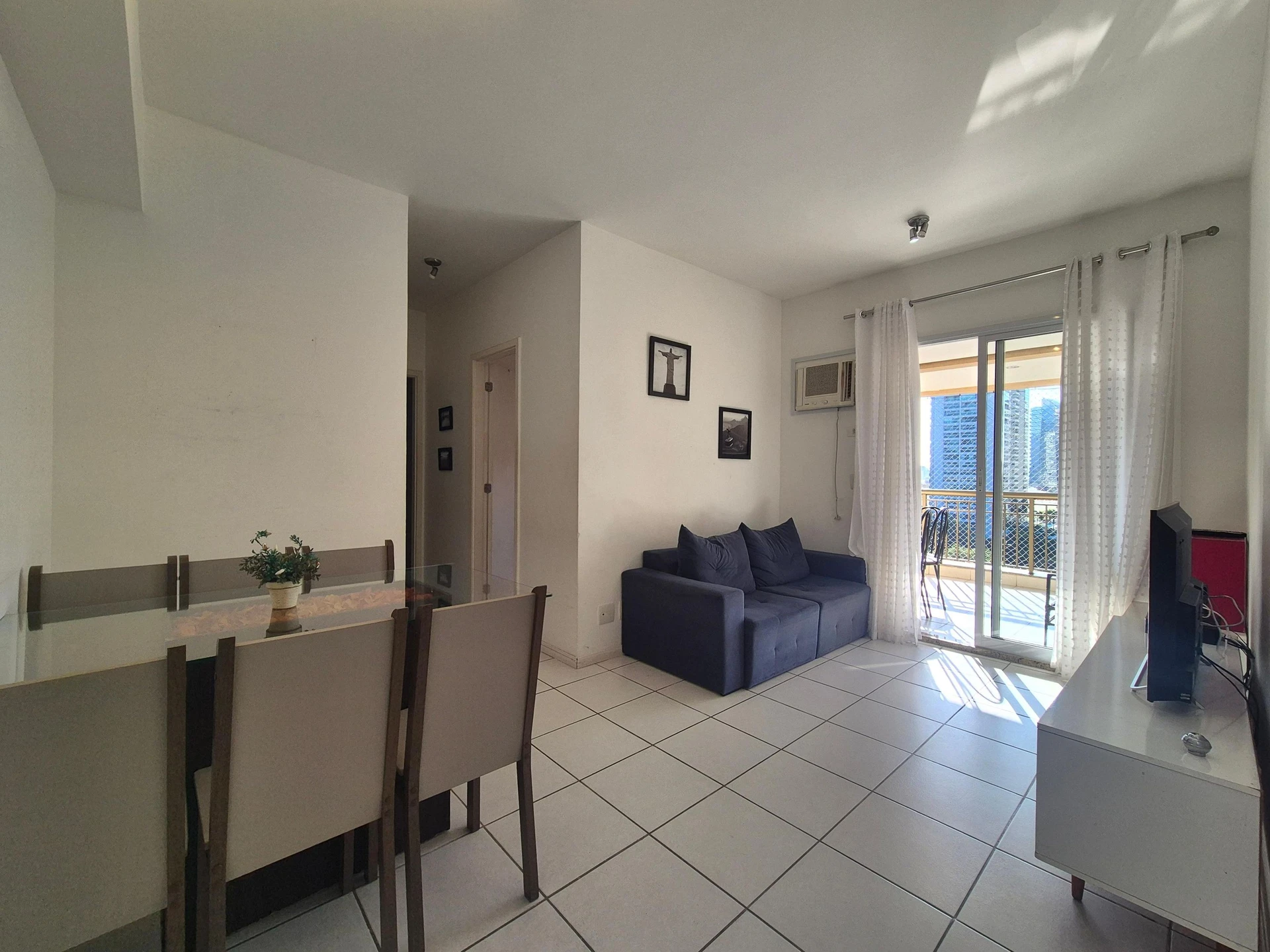Furnished 2-bedroom apartment with washer and balcony