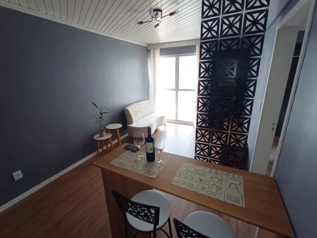 One-bedroom apartment with wood or laminate floors — photo 3