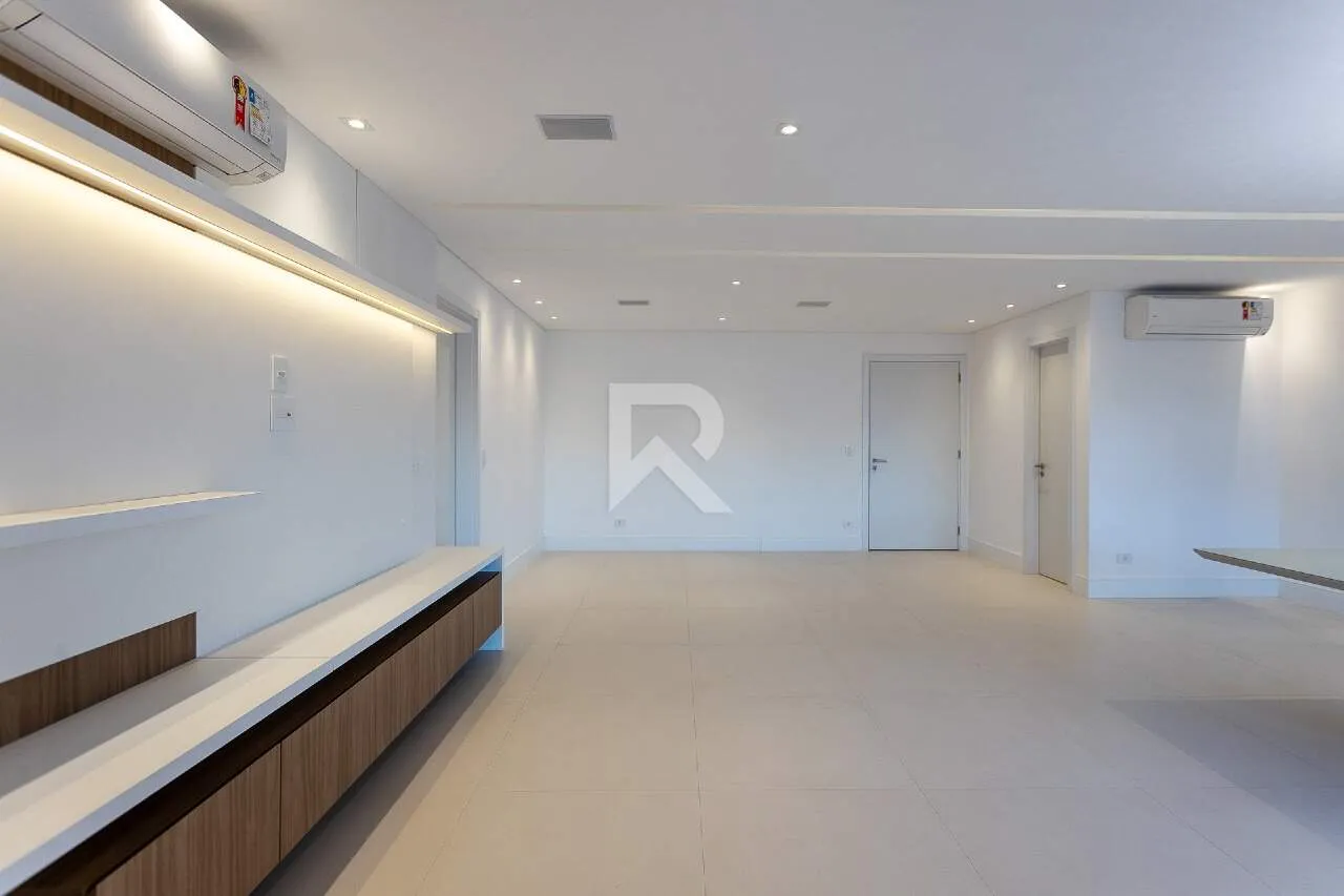 159 m² apartment with 4 bedrooms and a glassed-in balcony — photo 4
