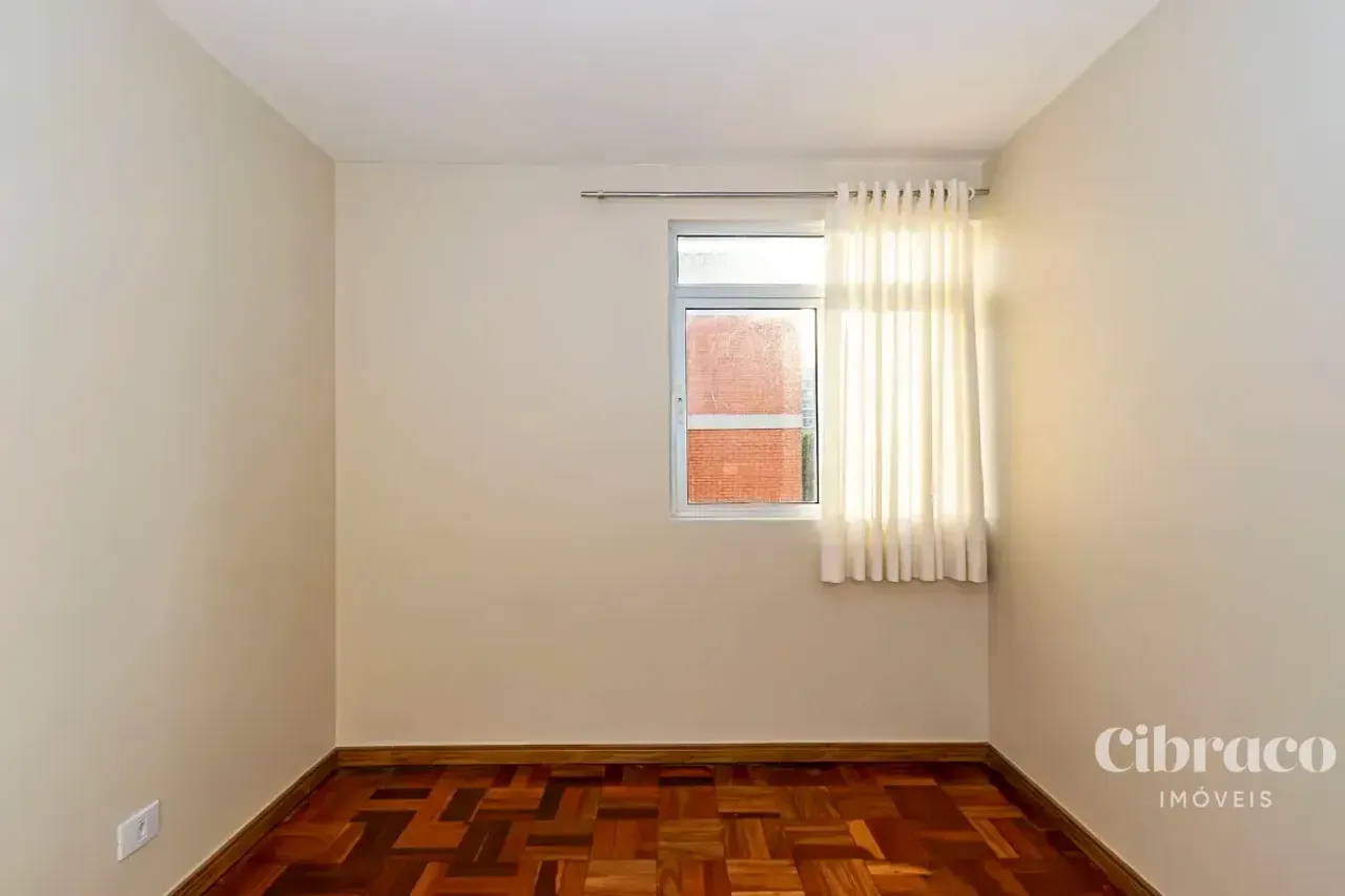 Apartamento de aluguel com 2 quartos e piso de madeira — photo 18