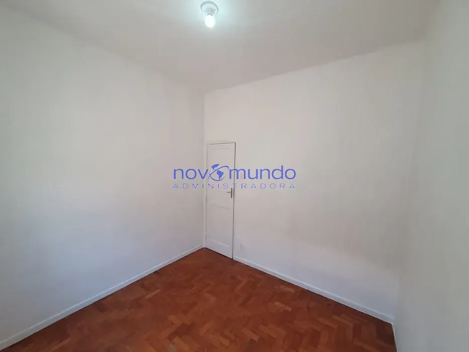 Apartamento com piso de madeira ou laminado, Pilares — photo 14