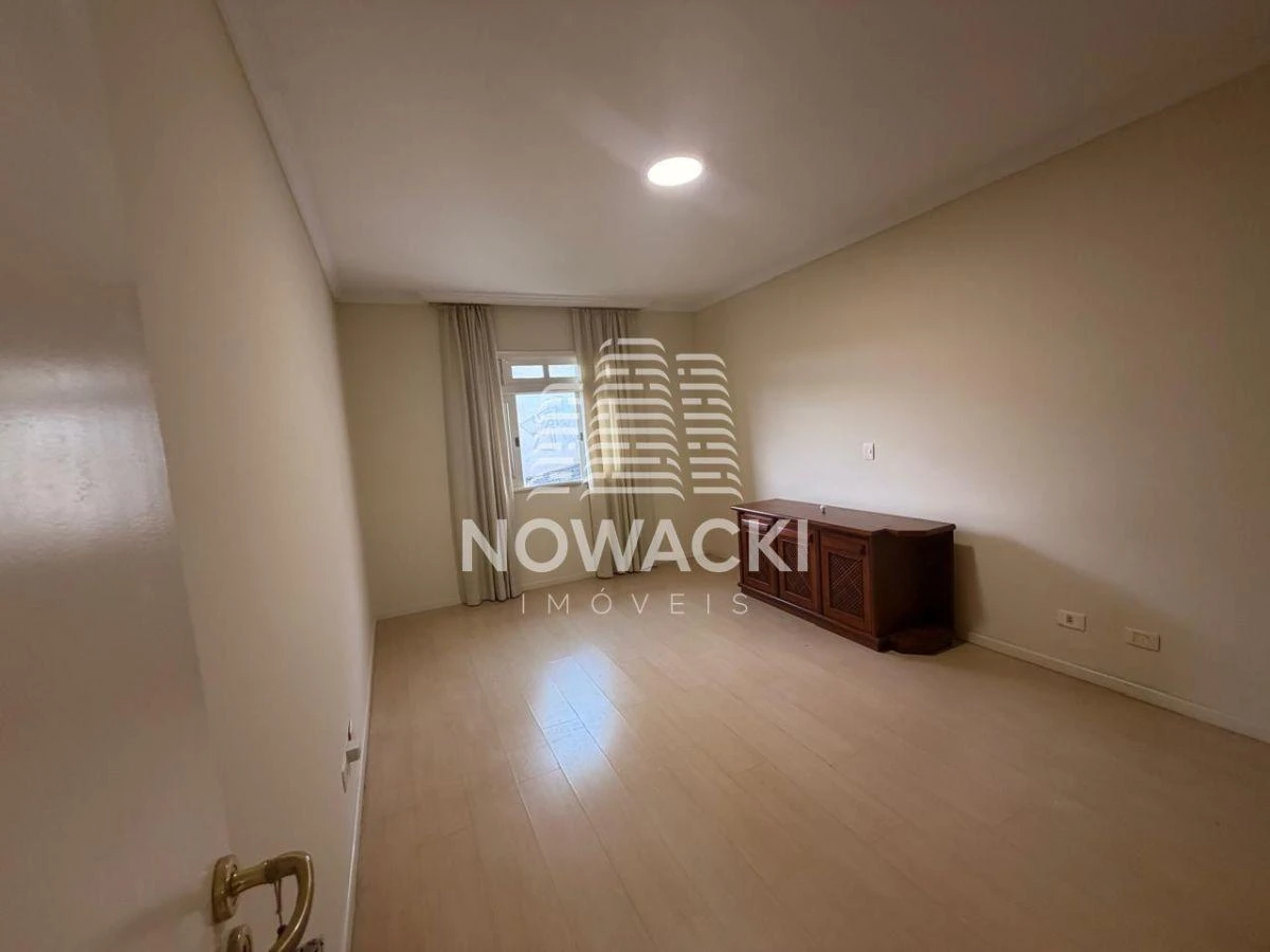 318 m² house with a bathtub and a home office — photo 17