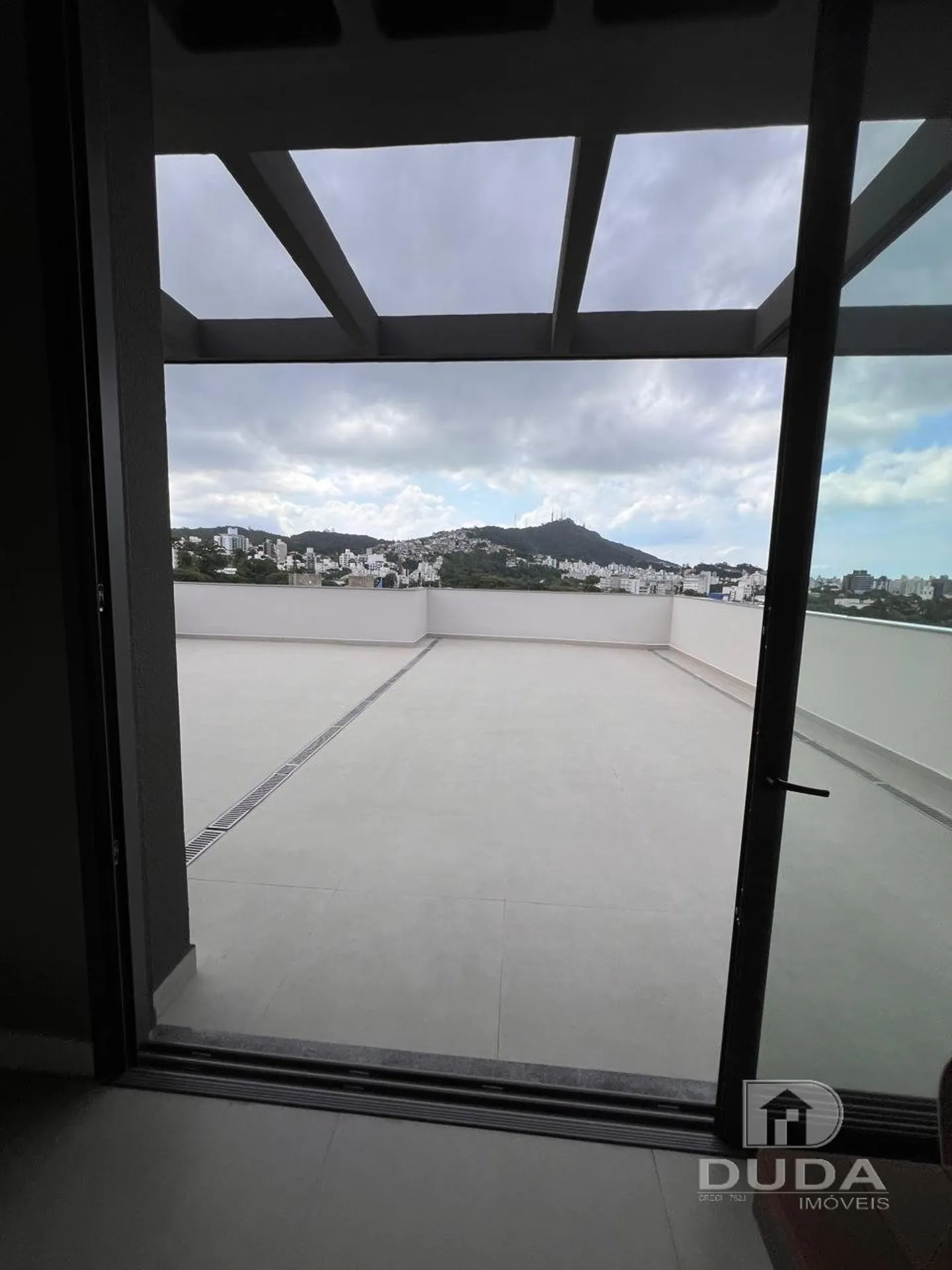 Furnished 1-bedroom apartment with balcony grill — photo 4