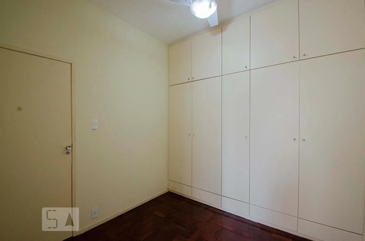 Деревянный пол или ламинат и 2 спальни: квартира 60 м²