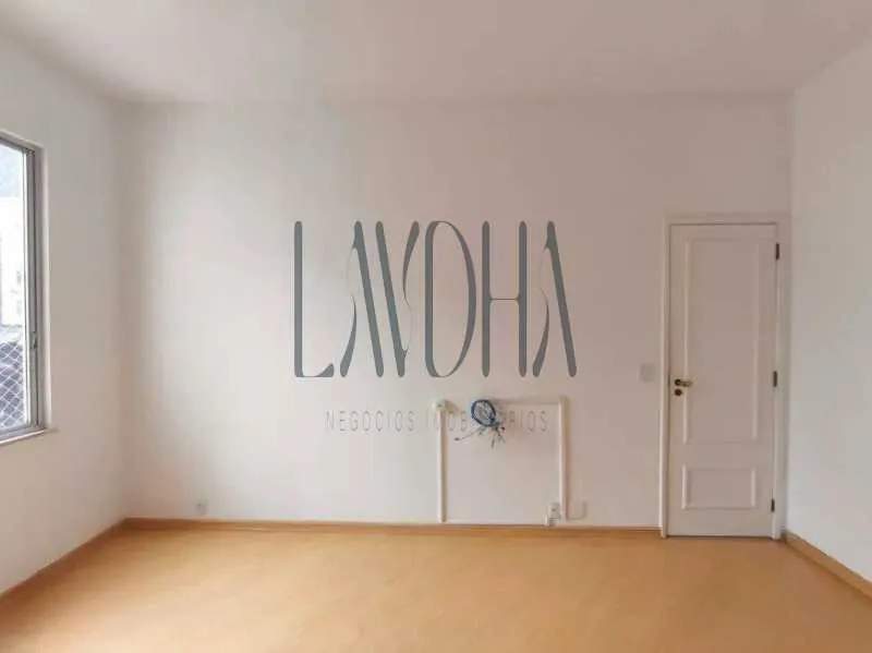 Apartment with 3 bedrooms and hardwood floors — photo 11