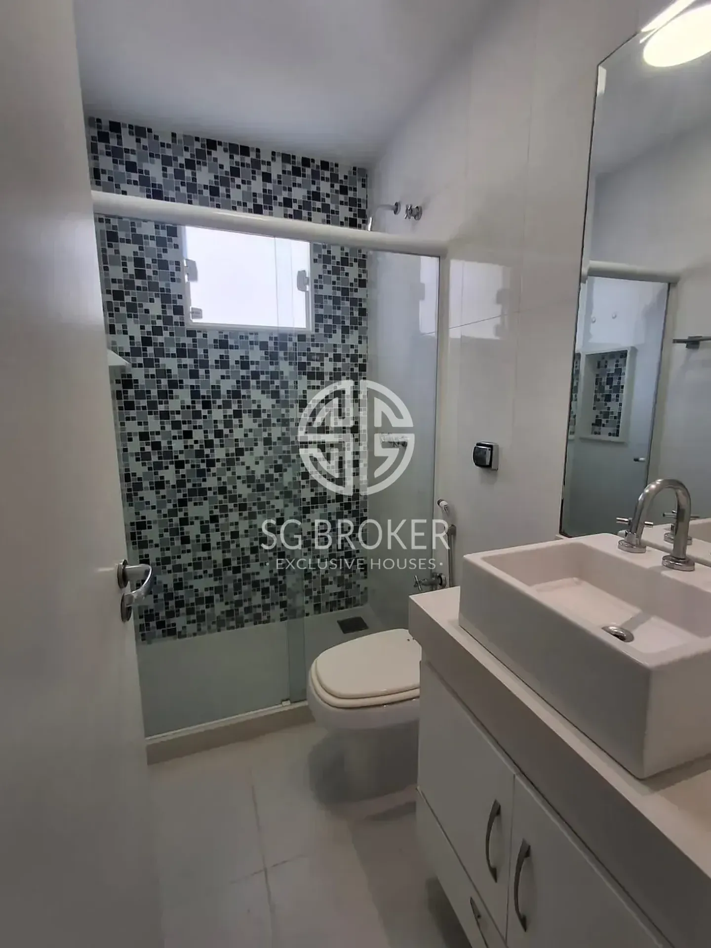 Casa com 5 suítes e 5 banheiros, 330 m² — photo 40