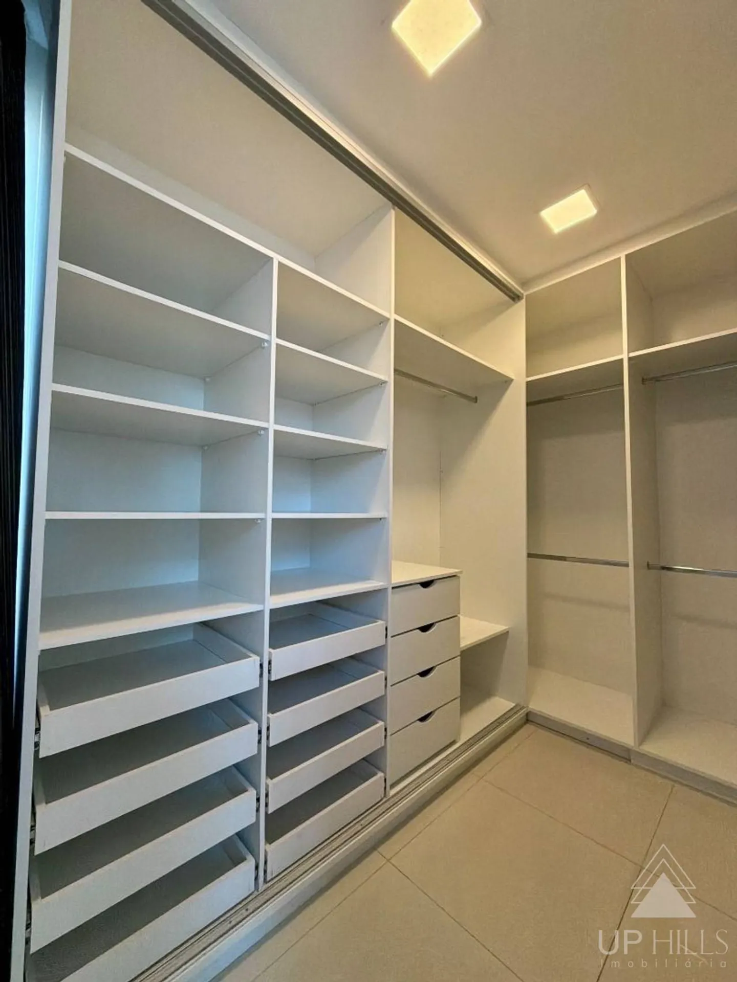 Casa com 3 suítes e cozinha aberta com fogão a gás — photo 9