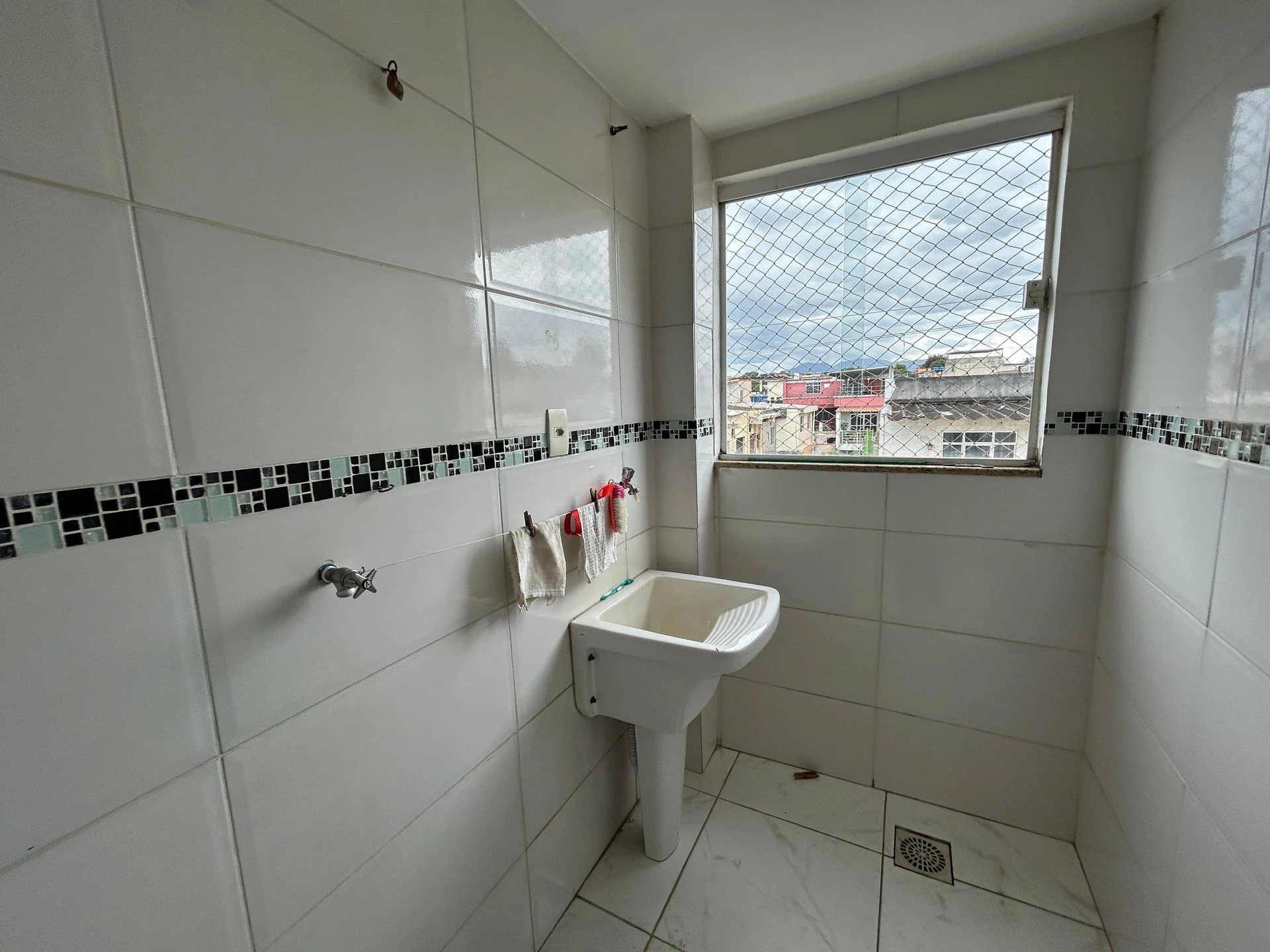Balcony with a grill in a 3-bedroom apartment, 130 m² — photo 21
