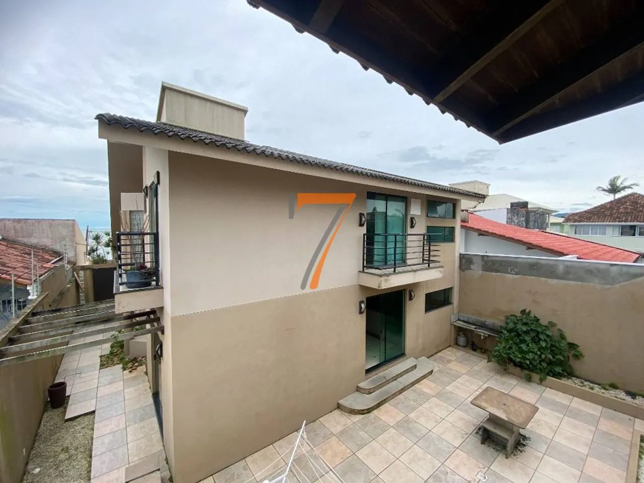 3-bedroom house with a water view in Florianópolis