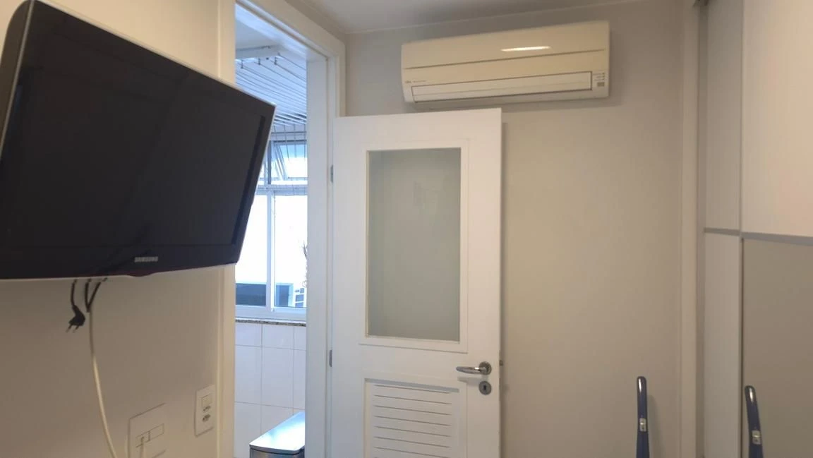 3-bedroom apartment with a glass-enclosed balcony — photo 18