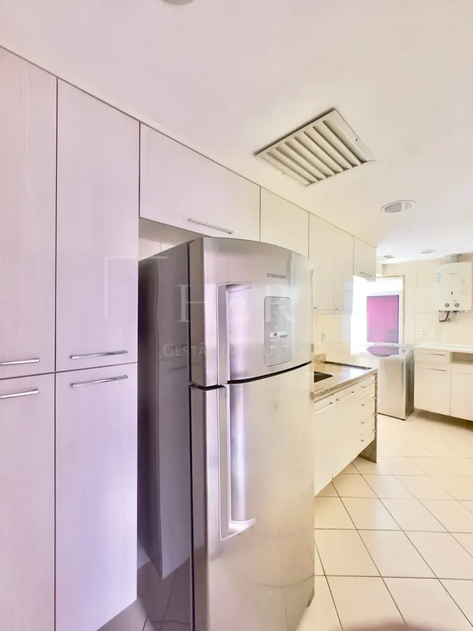 Furnished 3-bedroom apartment with balcony — photo 2