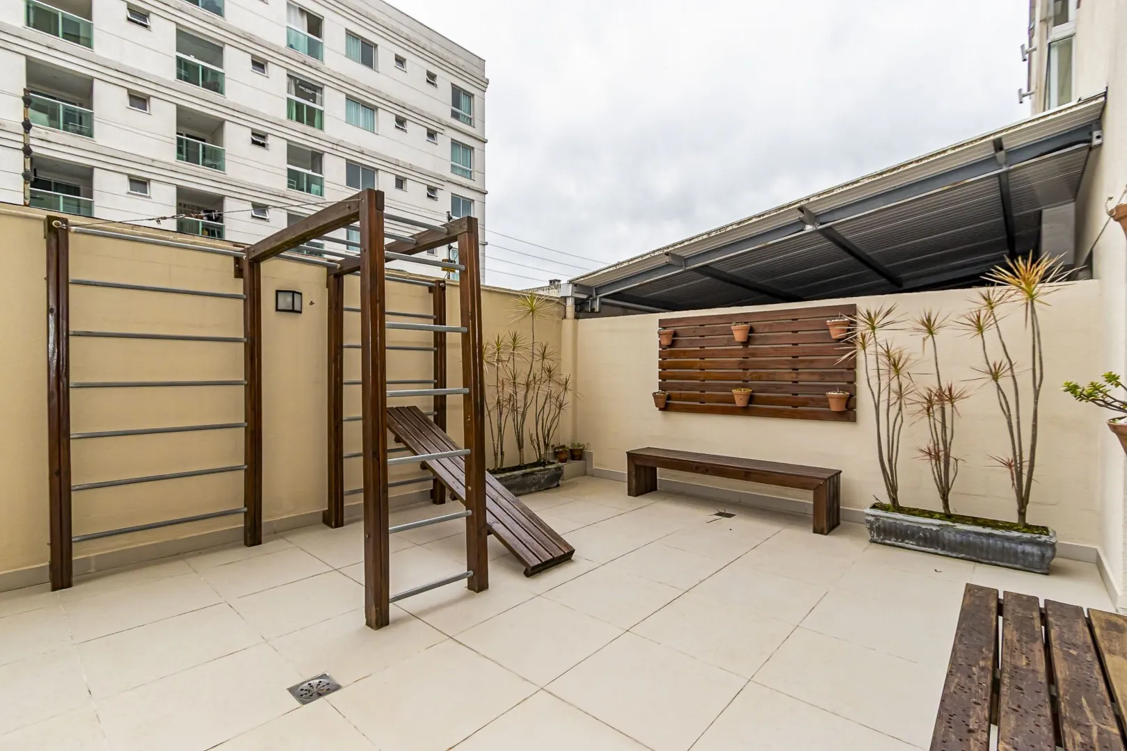 Balcony with a grill in a 2-bedroom apartment, 59 m² — photo 29