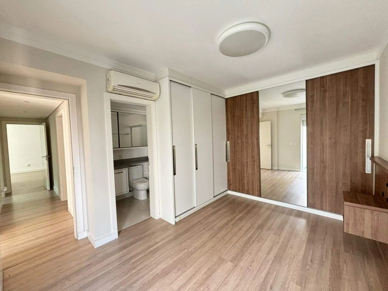 Glass-enclosed balcony in a 4-bedroom apartment, 127 m² — photo 18
