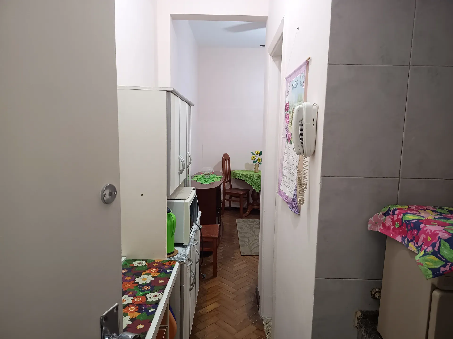 Balcony with a grill in a one-bedroom apartment, 30 m² — photo 30