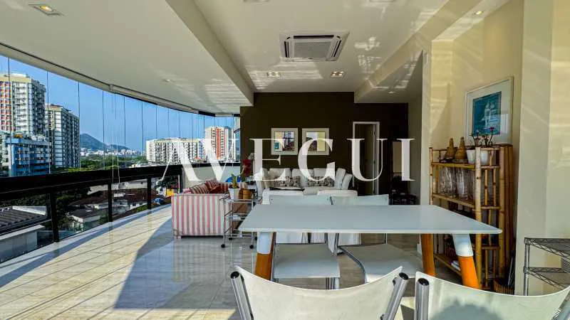 4-bedroom apartment in a building with a pool — photo 5
