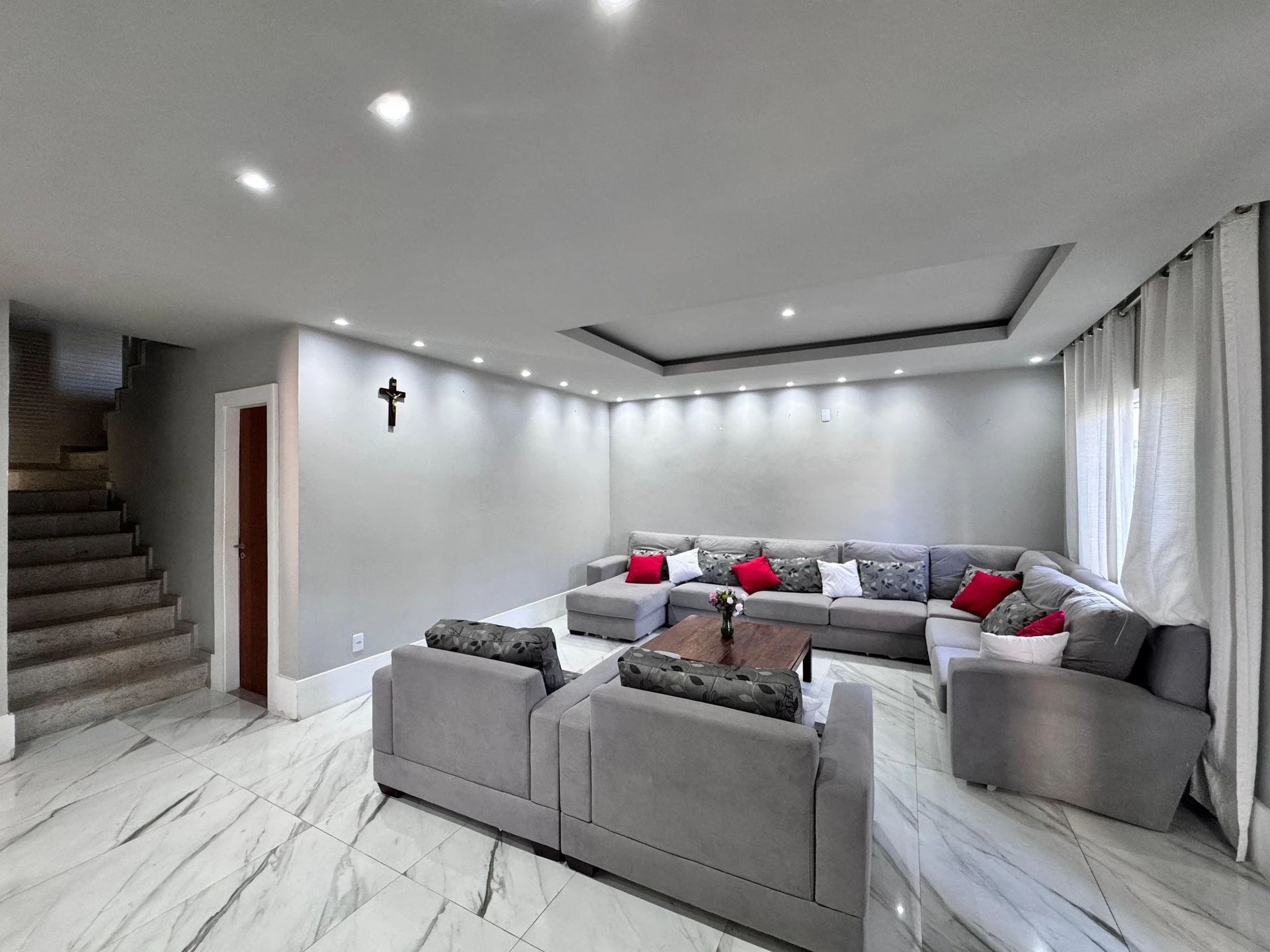 Furnished house with 4 en-suites and 6 bathrooms — photo 12