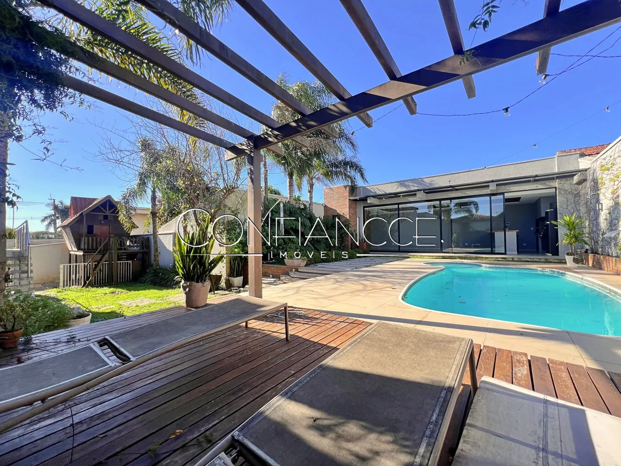 House with open-plan kitchen and 5 bedrooms and 5 baths — photo 13