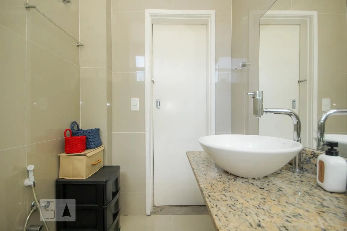 Furnished 2-bedroom apartment with laundry area — photo 17