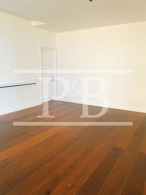 4-bedroom apartment with balcony and floor-to-ceiling windows — photo 11