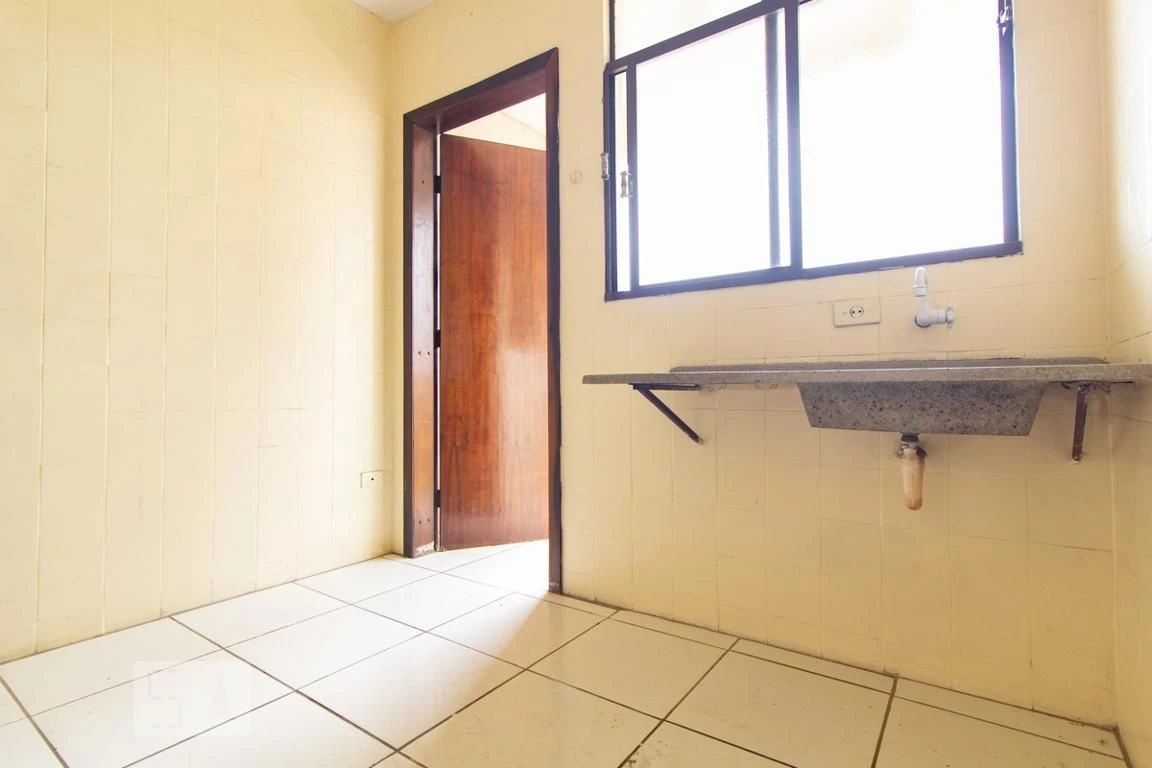 2-bedroom apartment with wood or laminate floors in Curitiba — photo 8