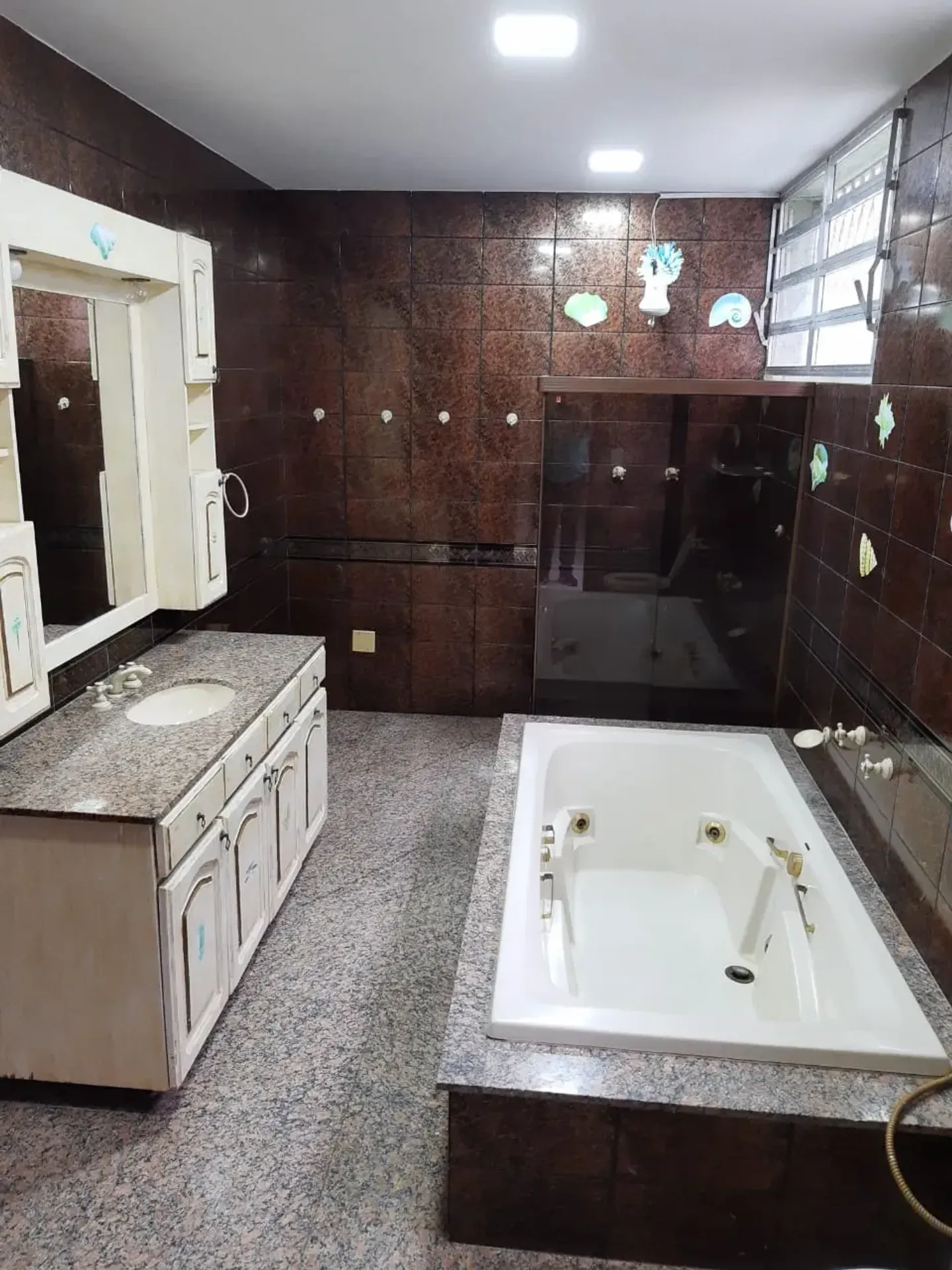 Bathtub in a 5-bedroom house, 240 m² — photo 15