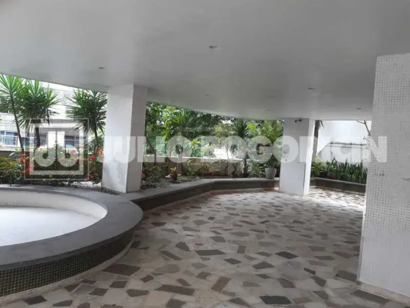 3-bedroom apartment with a mountain view in Rio de Janeiro — photo 17