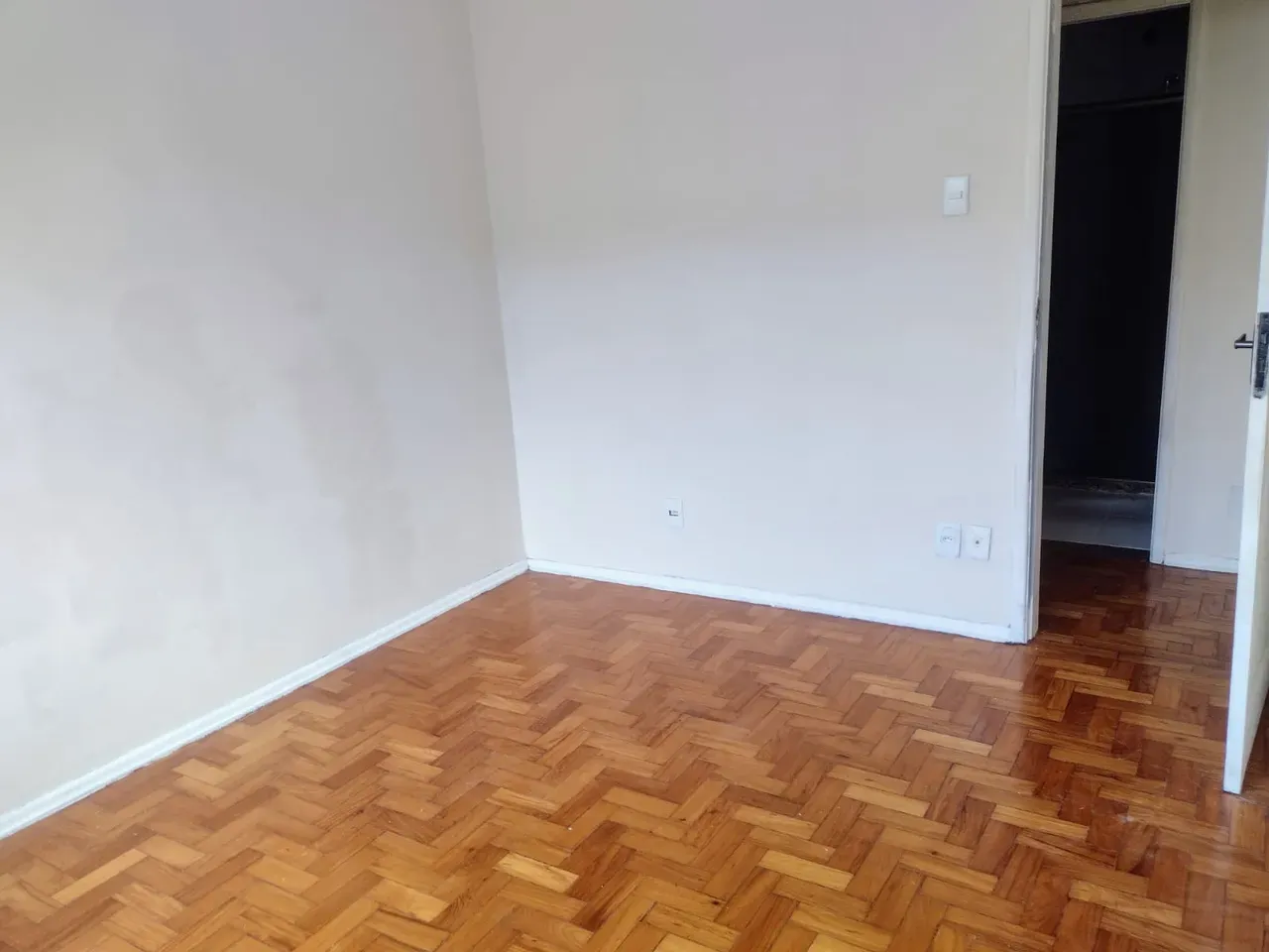 Apartment on the 4th floor with wood or laminate floors — photo 3