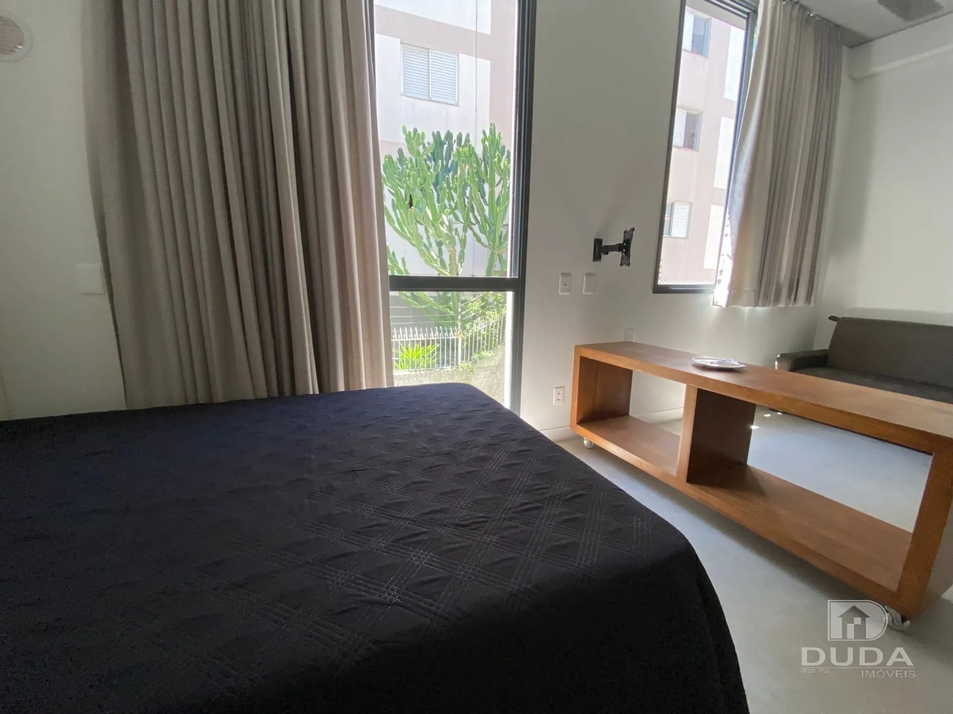 Furnished 1-bedroom apartment with open-plan kitchen — photo 3