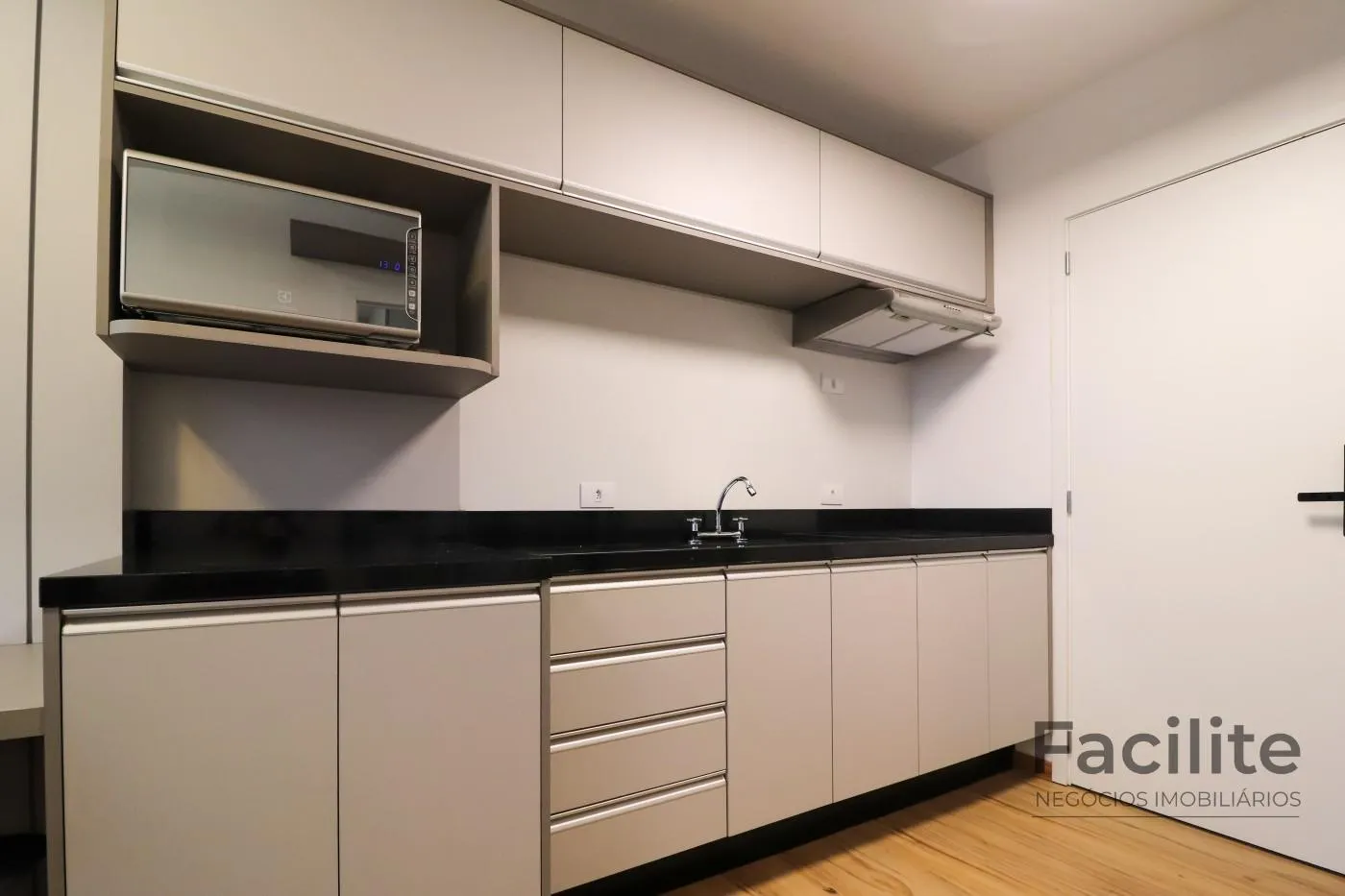 Apartment on the 19th floor with a home office — photo 29