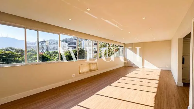 Unfurnished apartment with 4 bedrooms and tall windows — photo 14