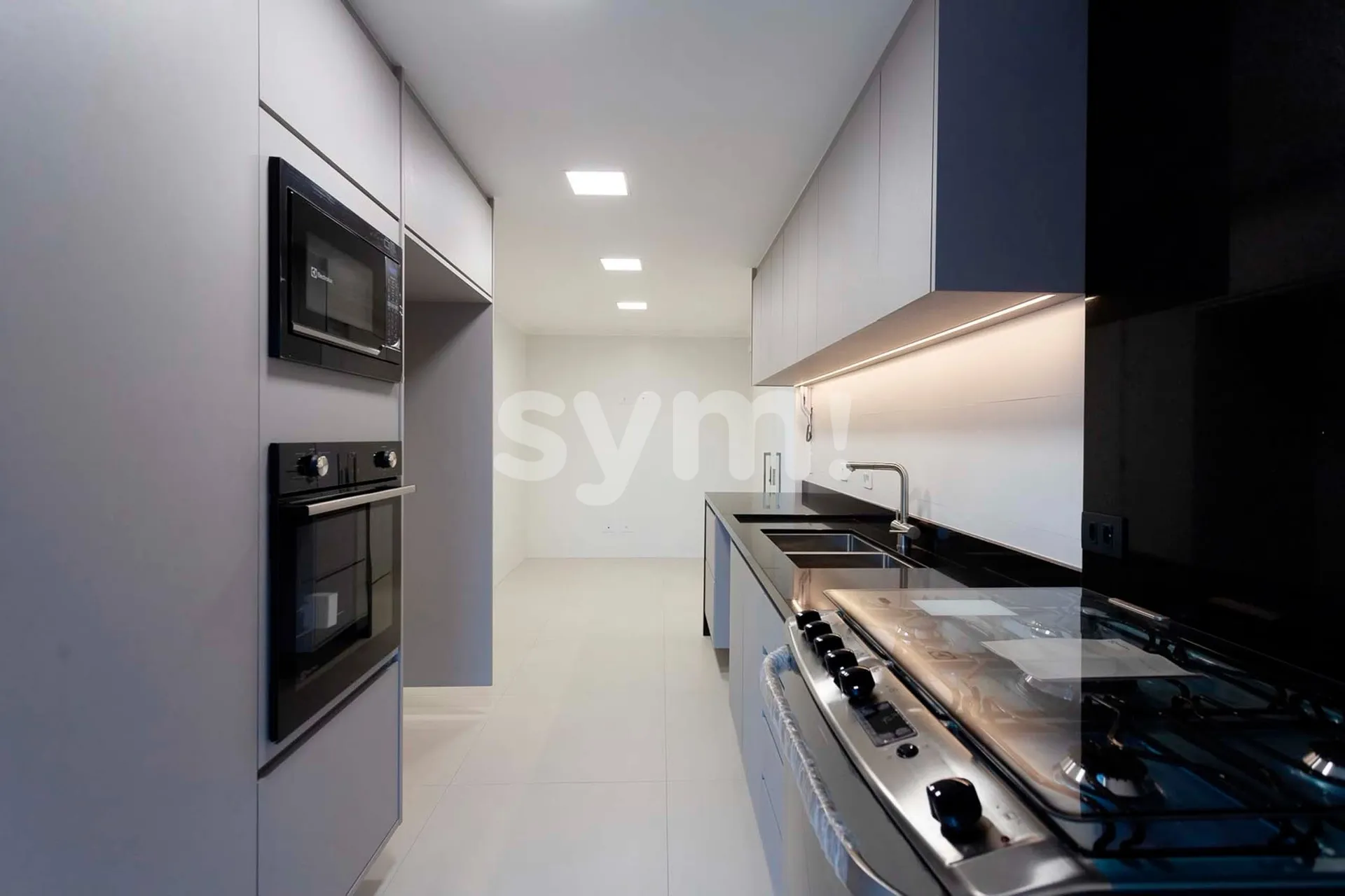 256 m² apartment with 3 en-suite bedrooms and enclosed balcony — photo 11