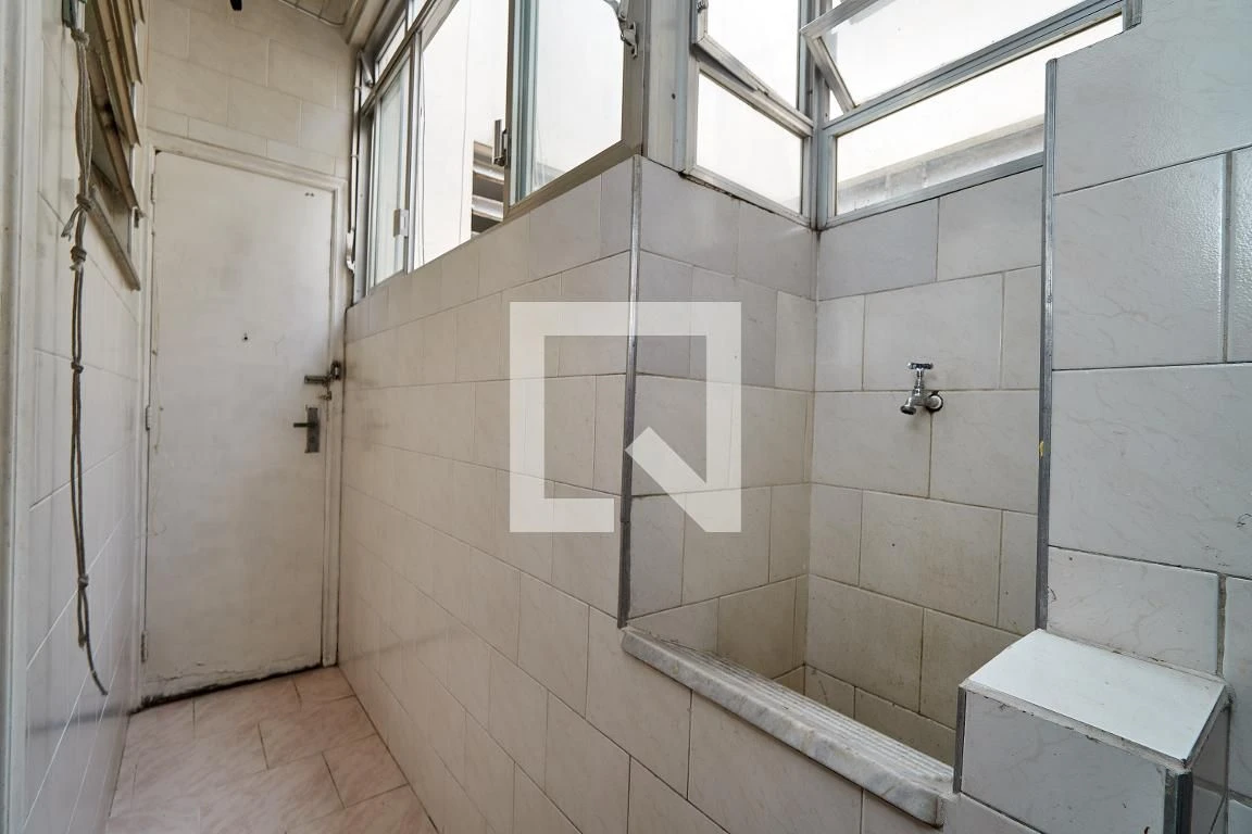 2-bedroom apartment with a bathtub — photo 24